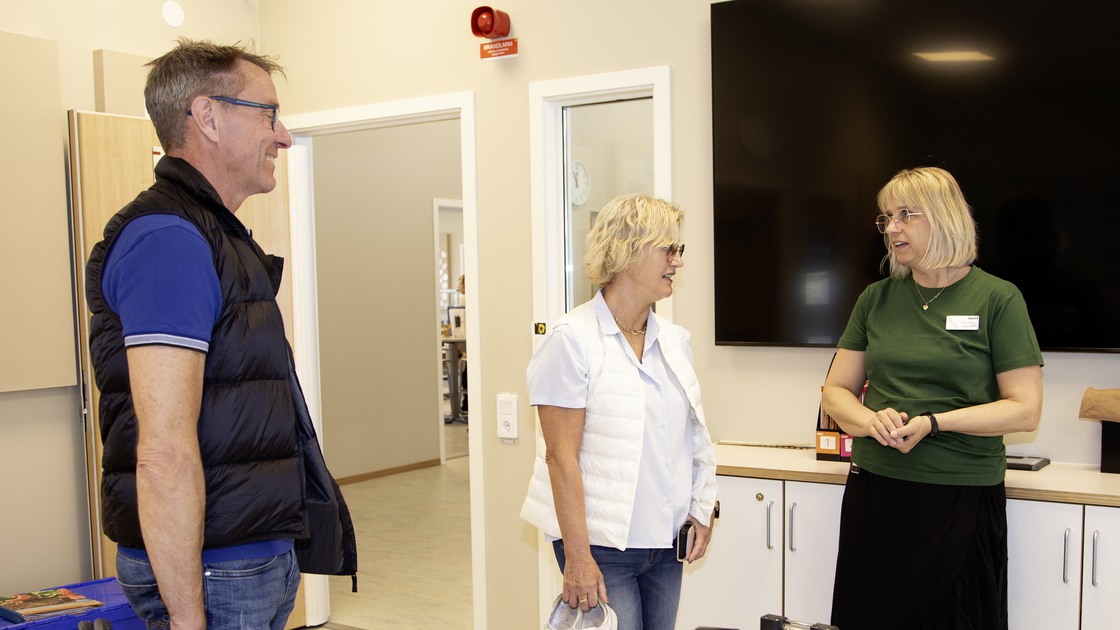 Läraren Cecilia Ljungqvist informerar besökare under Öppet Hus på Ransbergs skola den 4 maj 2024.