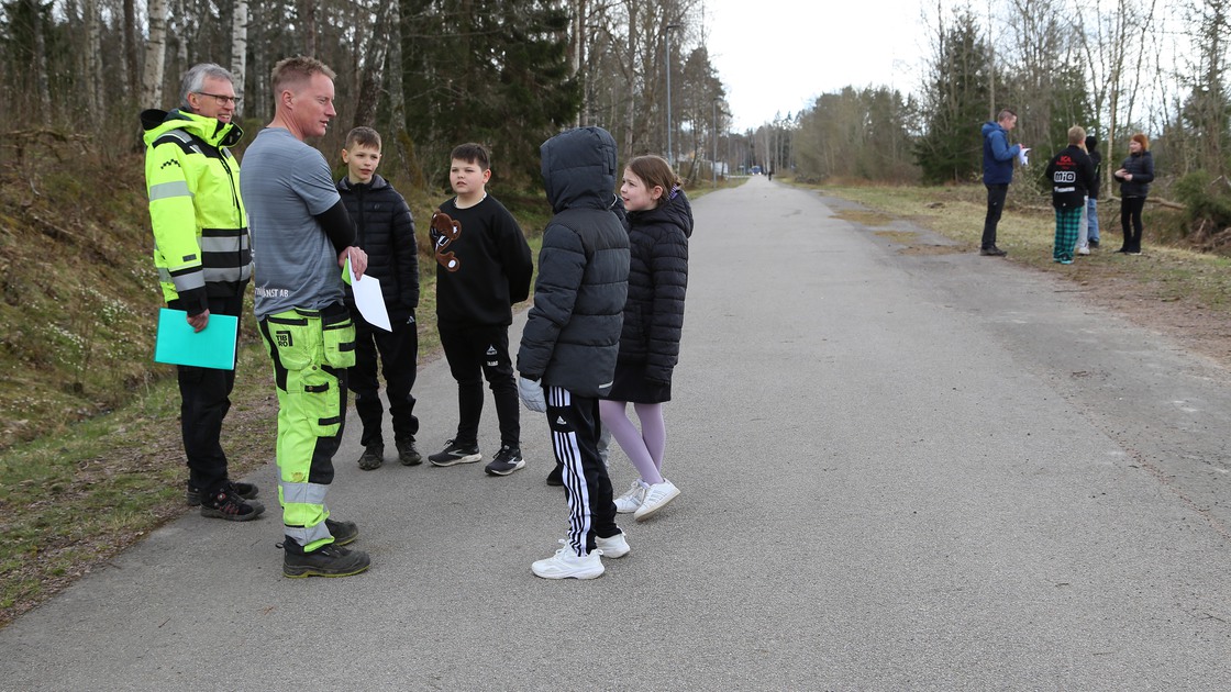 Mobilt dialoglabb med unga Tibrobor om ett framtida aktivitetsstråk vid gång- och cykelvägen mellan Hörnebo och Baggeboskolan.
