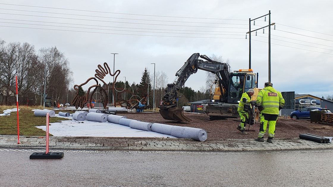 Anläggning av sedummatta runt konstverket Hej Tibro i Tidåkrarondellen.