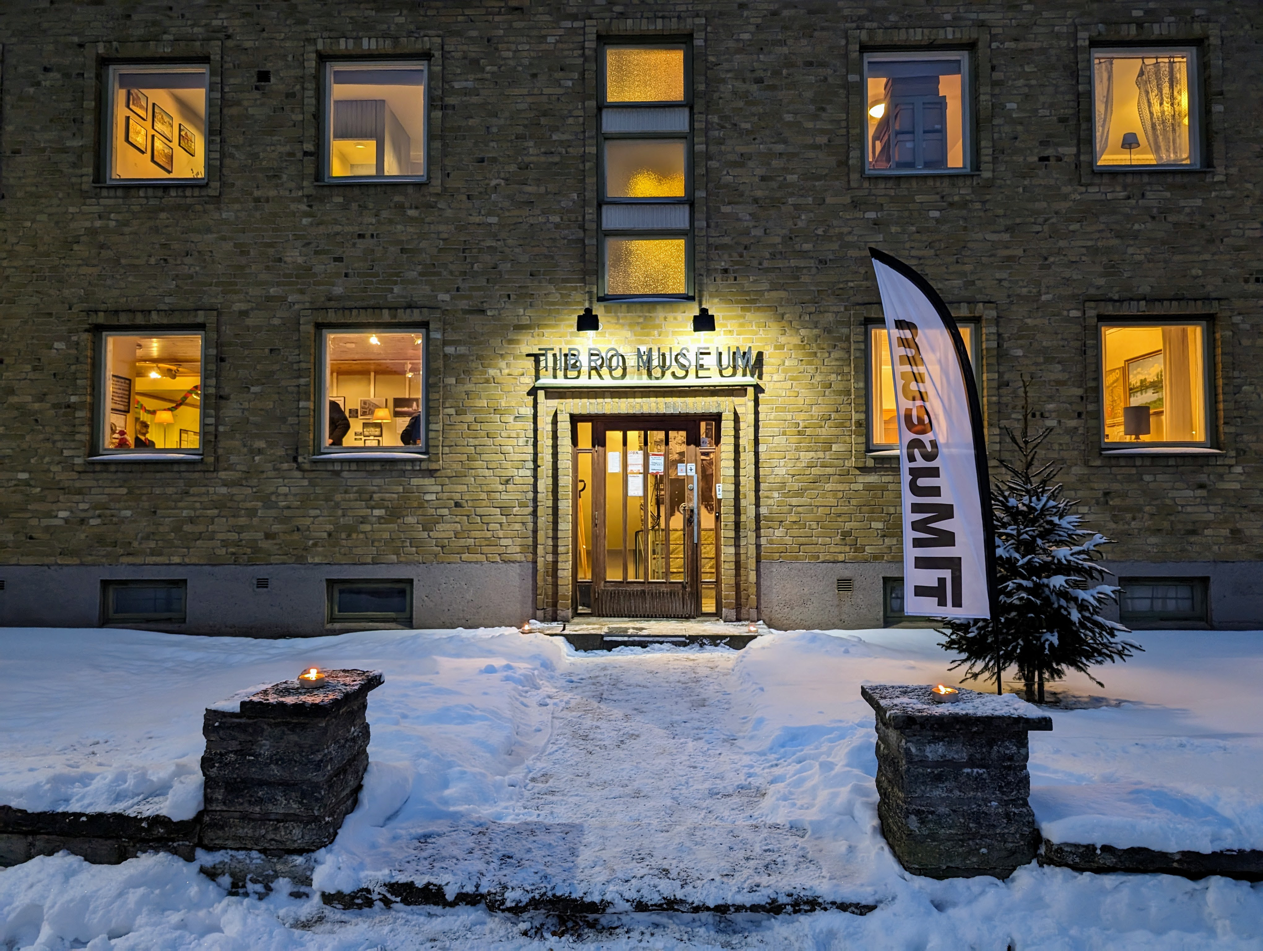 Tibro Museum utifrån på vintern, kvällstid