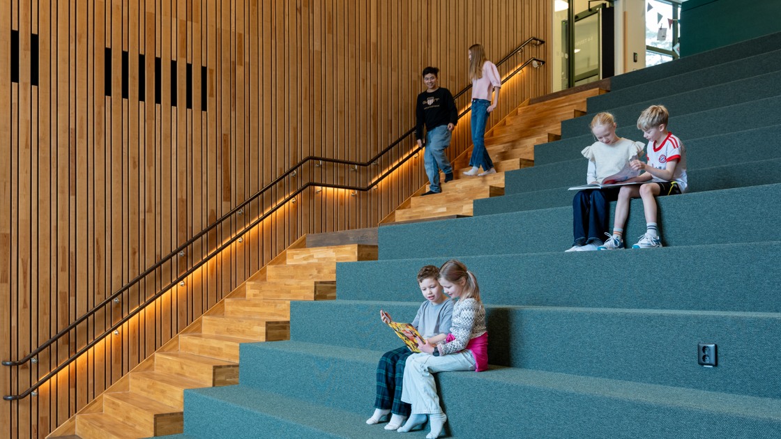 Barn i trappan på Ransbergs skola