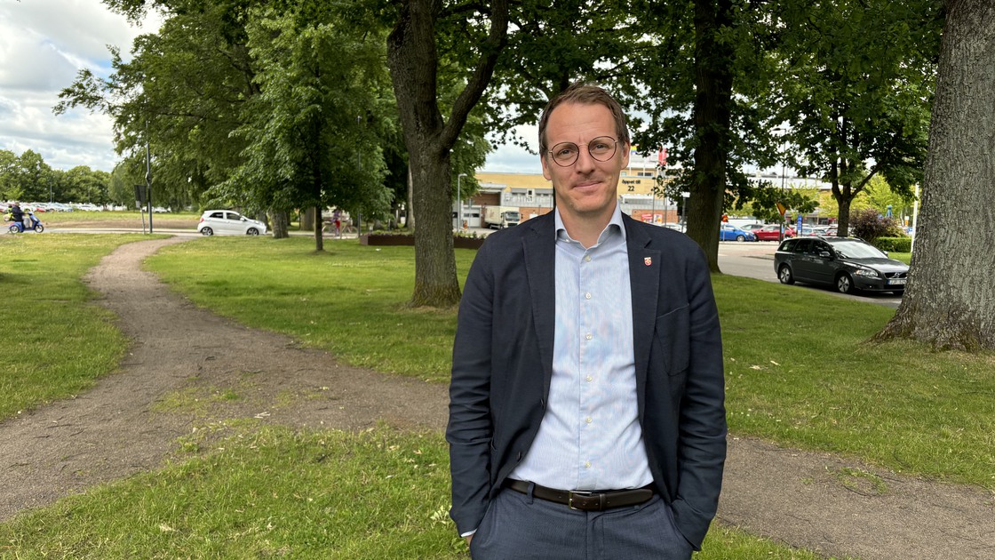 Kommunchef Gustav Olofsson står i park