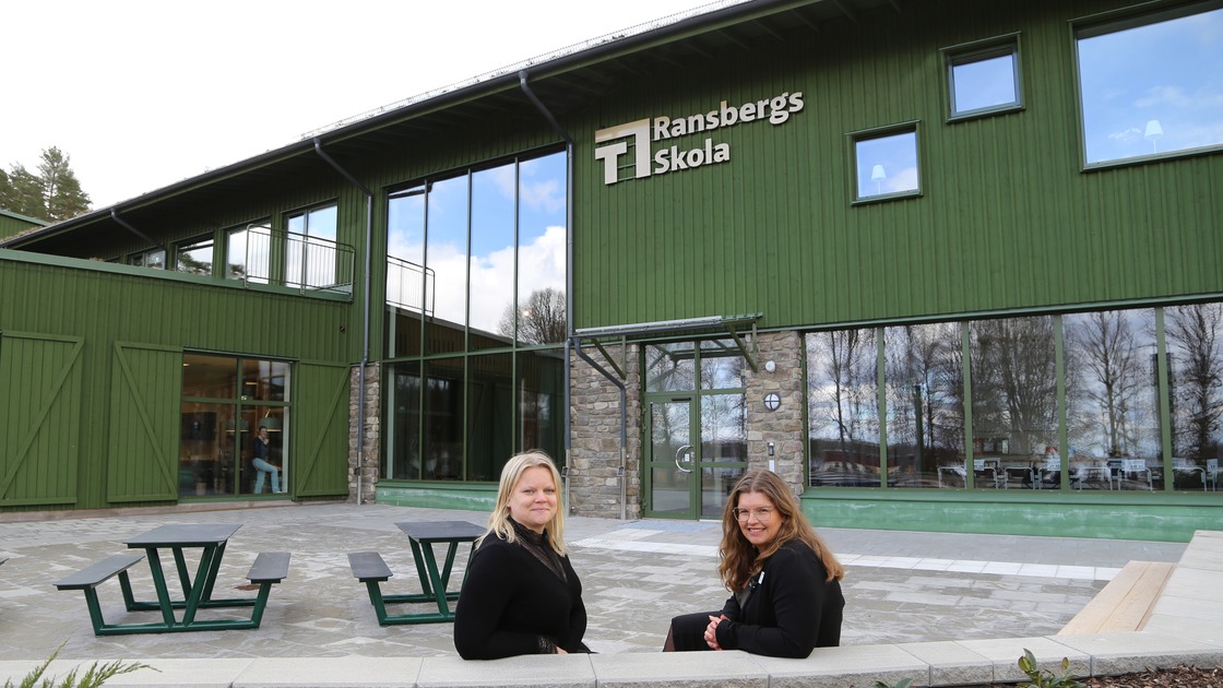 Läraren Sara Berggren och rektor Therese Lindberg vid huvudentrén till Ransbergs skola.