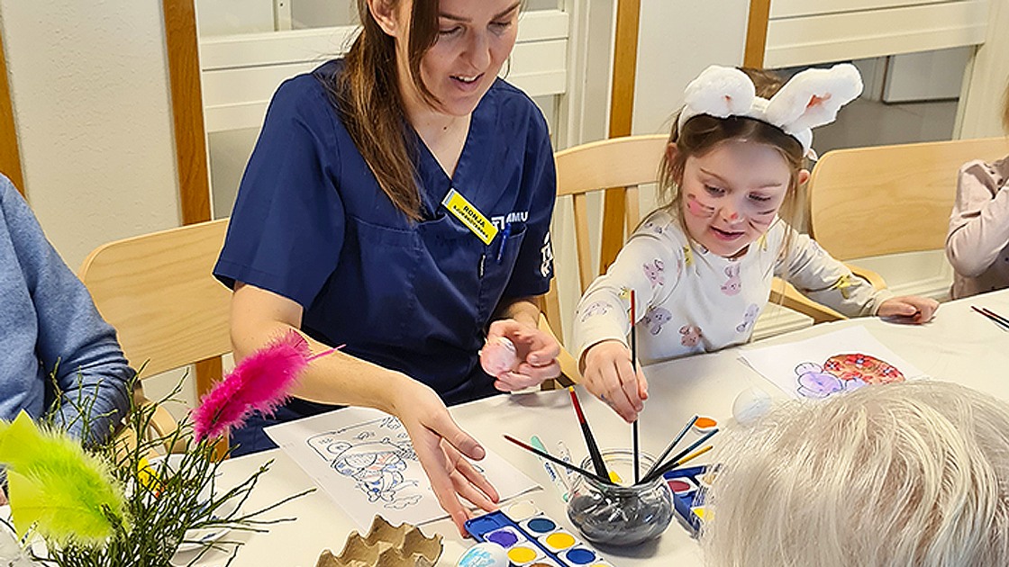 Bilden visar sjuksköterska Sonja Eineson med dotter Nora Stark påskpyssla på Bonargården