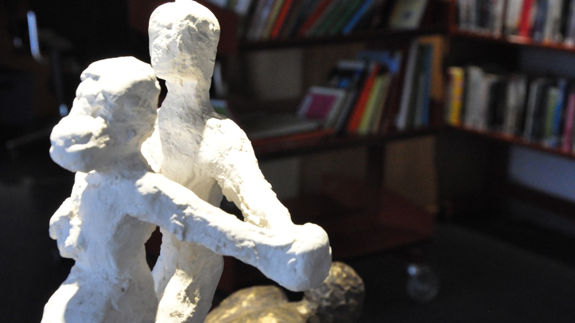 En staty av två personer som dansar.