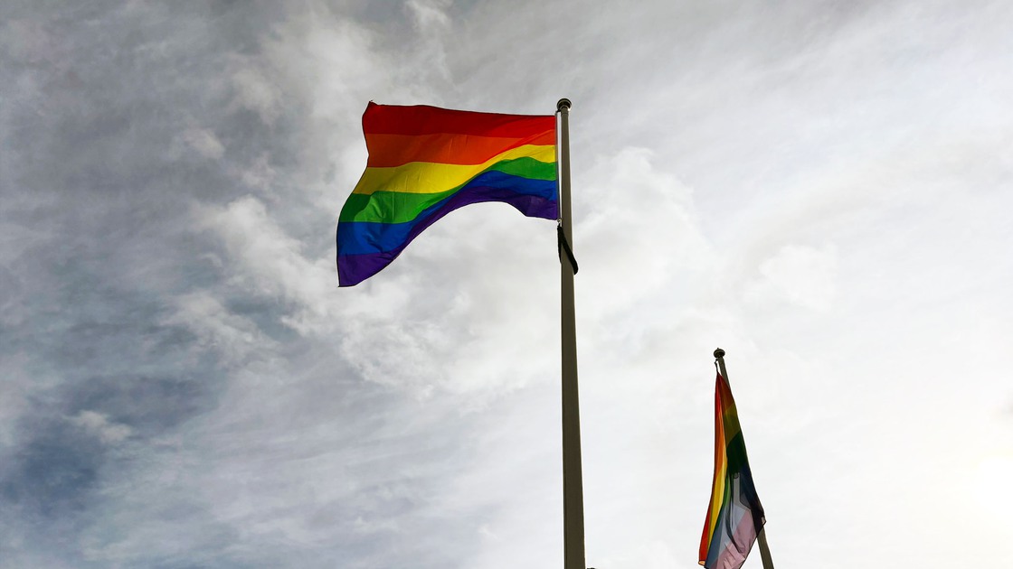 Prideflagga på Stora torget i Tibro