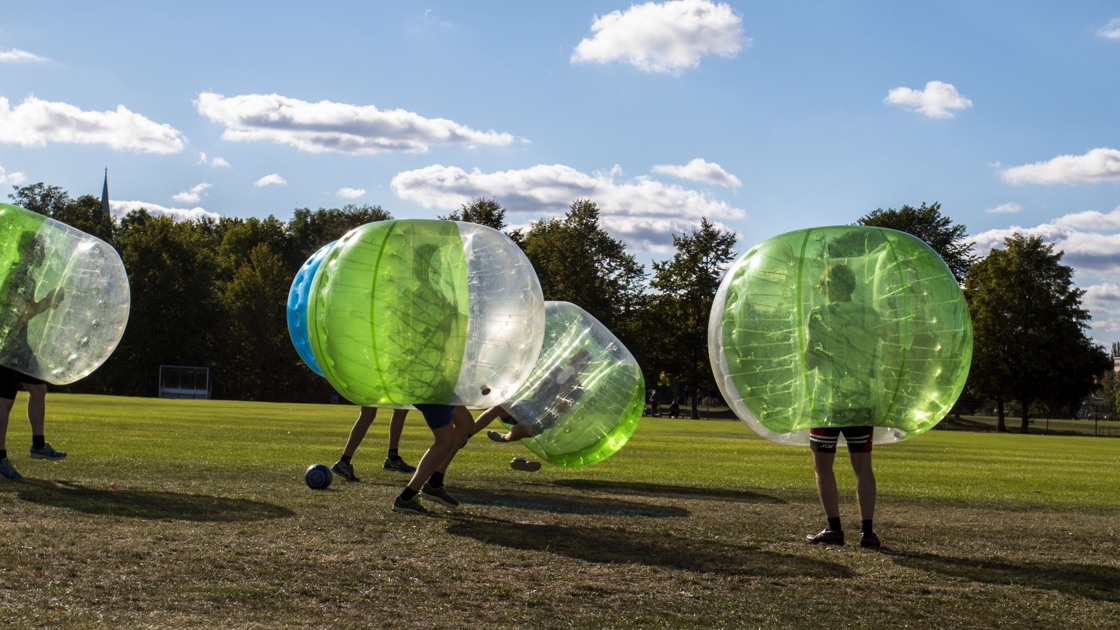 Lek med bumperbollar.