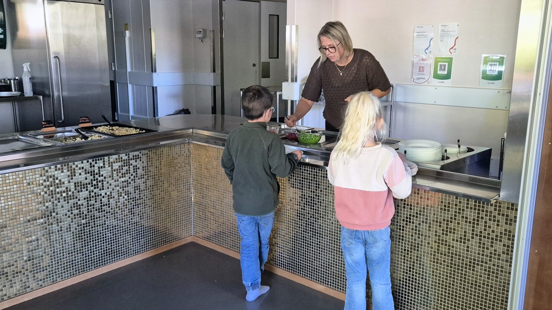 Lunchservering vi elavbrottsövning på Ransbergs skola.