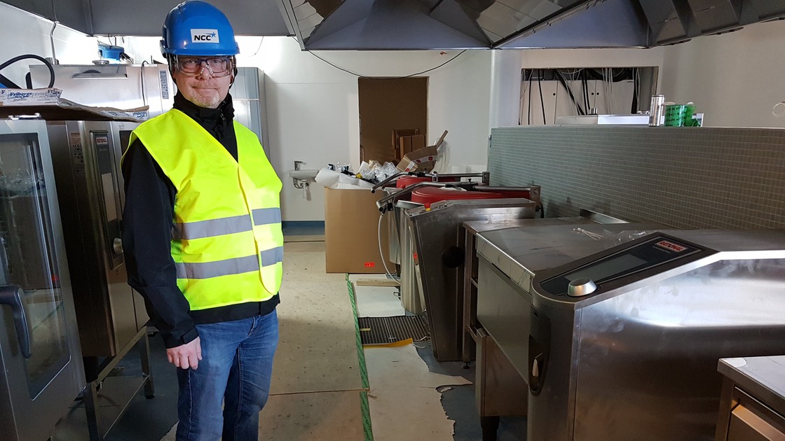 Enhetschefen Niclas Elwing Saxius på plats i Baggeboskolans nya kök.