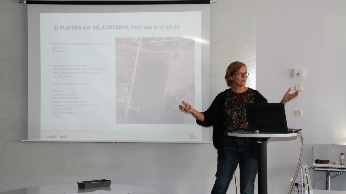 Arkitekten Anette Wallin föreläser vid en workshop om utformningen av Baggeboskolan.