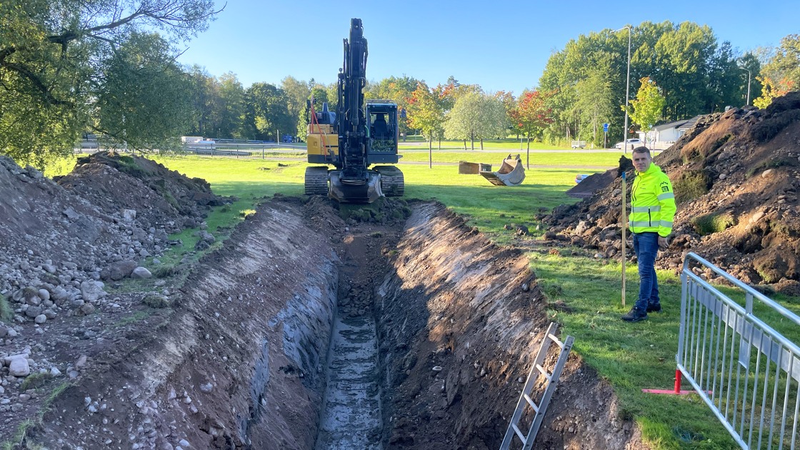 Gata- och parkchefen David Wersén inspekterar det inledande arbetet med byte av vatten- och avloppsledningar till Kvarnhagen.