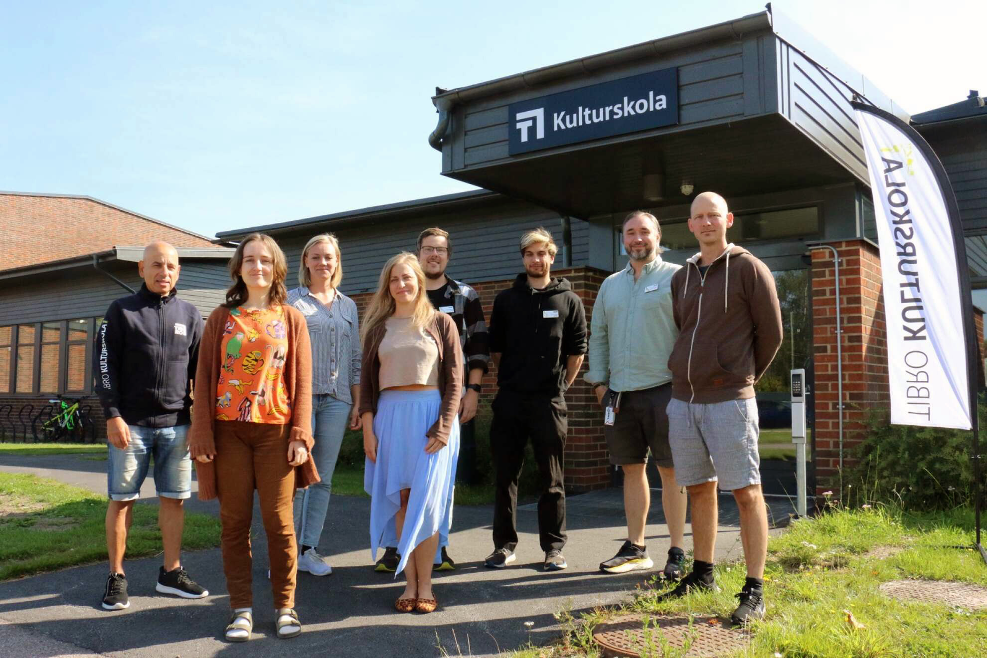 Gruppfoto på kulturskolans personal framför kulturskolans entré 