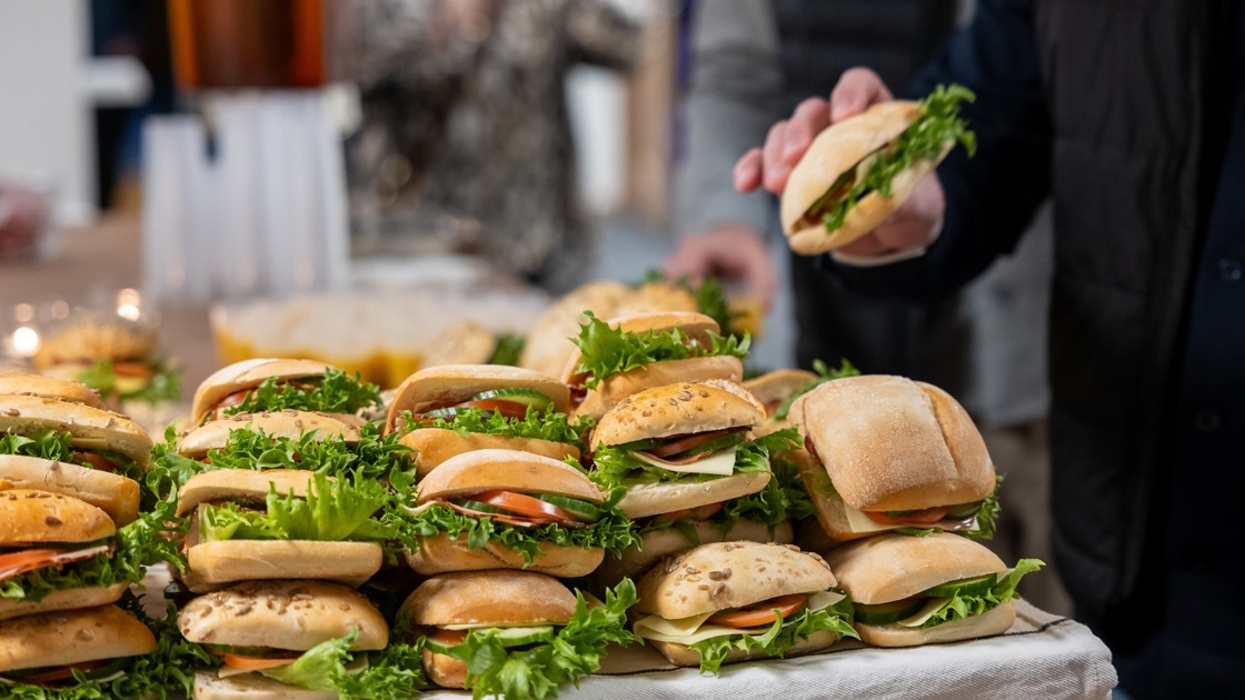 Frukost på företagsträff i Tibro.