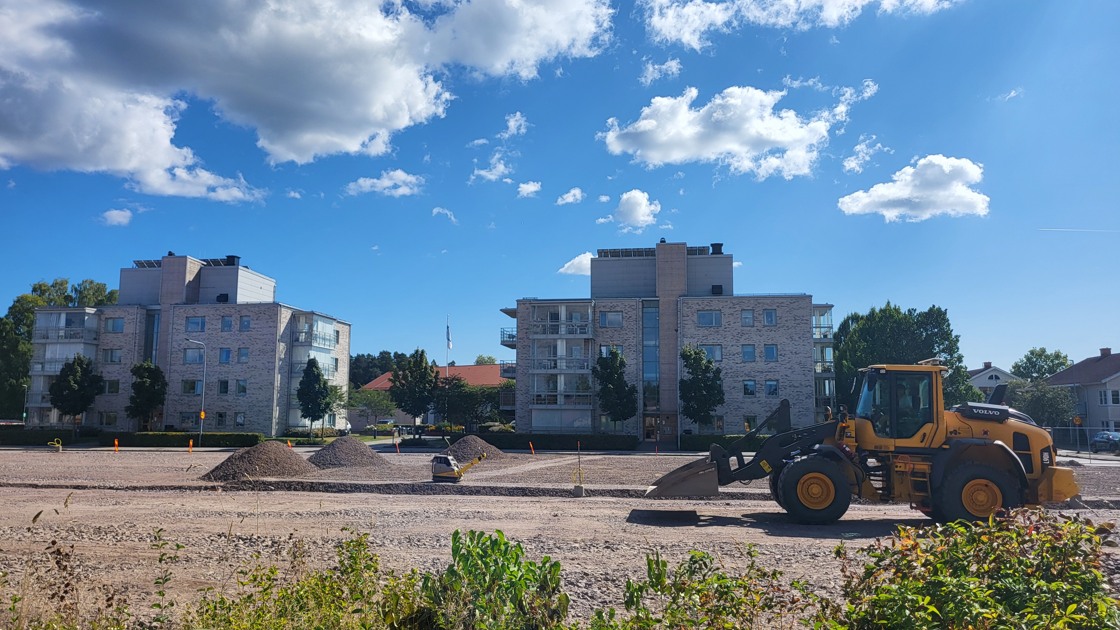 En grävmaskin på en  byggarbetsplats som ska bli en ny parkering i Tibro centrum. 