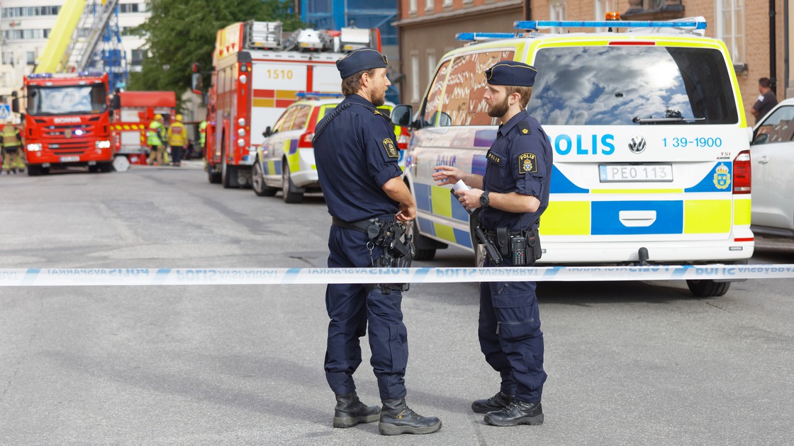 Poliser vid avspärrning på en gata i Stockholm.