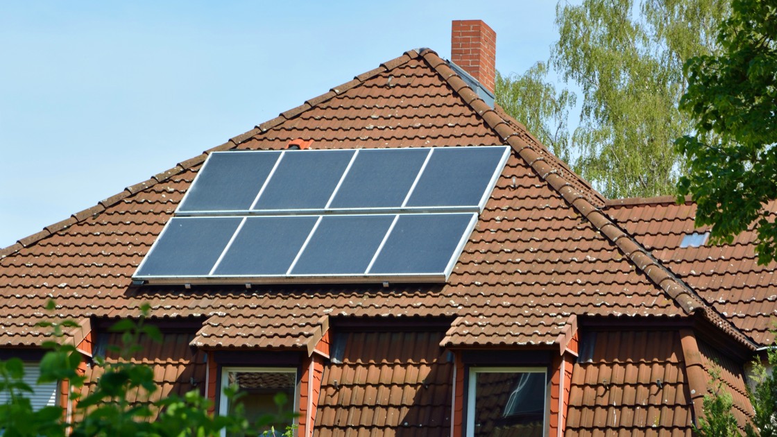 Solpaneler på villa.