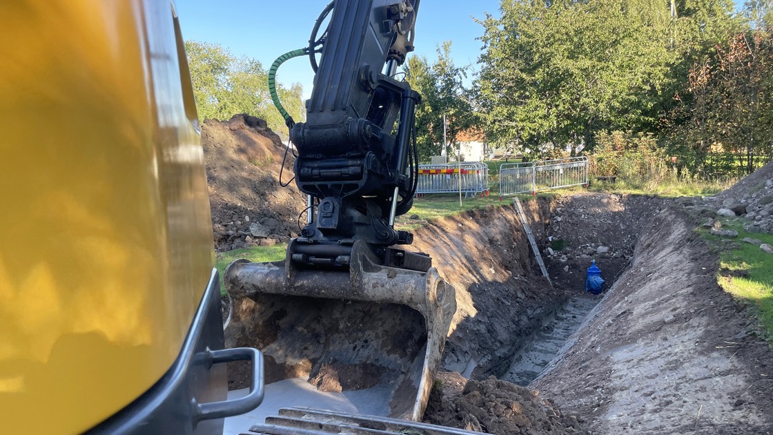 Grävning inför byte av vatten- och avloppsledningar.