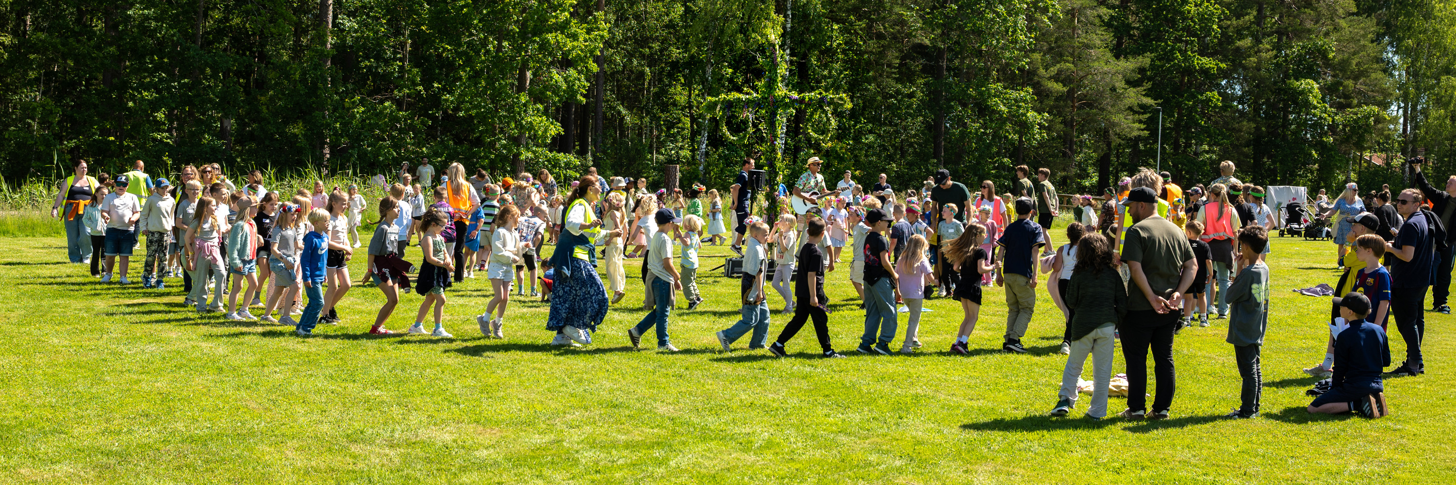 Midsommardans för Tibros fritidsbarn.