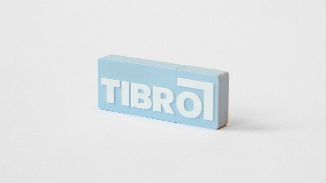 USB-minne med Tibrologotypen.