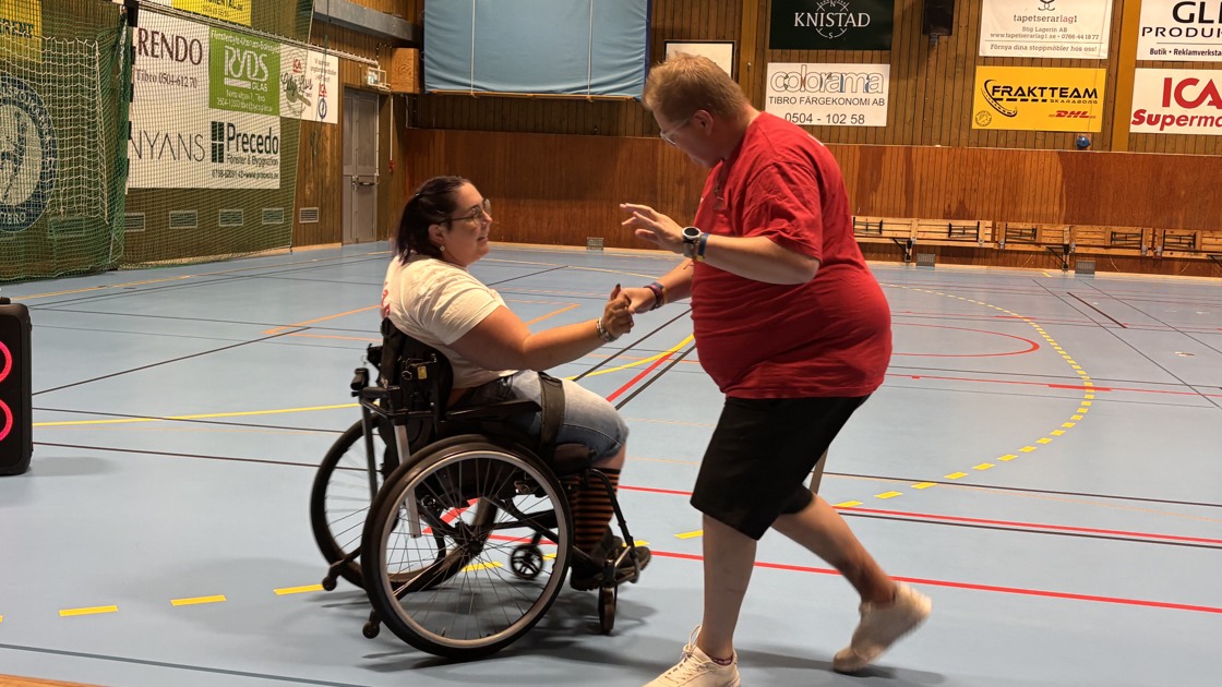 En man och kvinna dansar rullstolsdans. 