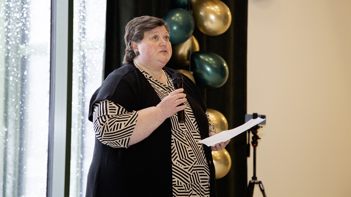 Politikern Anna-Karin Johansson invigningstalar på invigningen av Ransbergs skola.