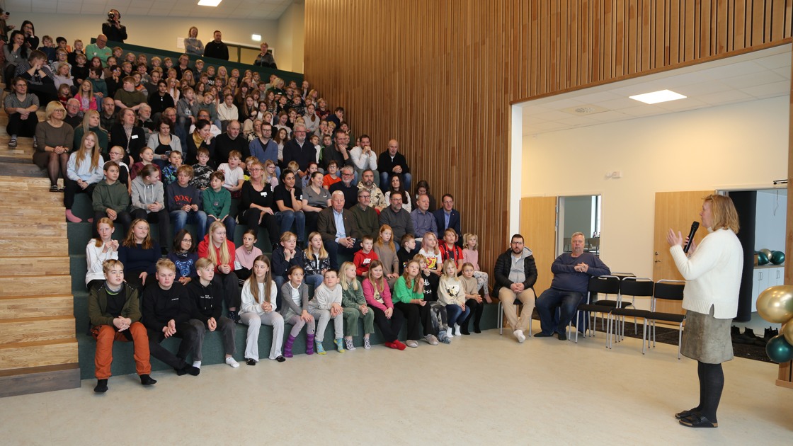 Rektor Lena Sahrblom invigningstalar på invigningen av Ransbergs skola.