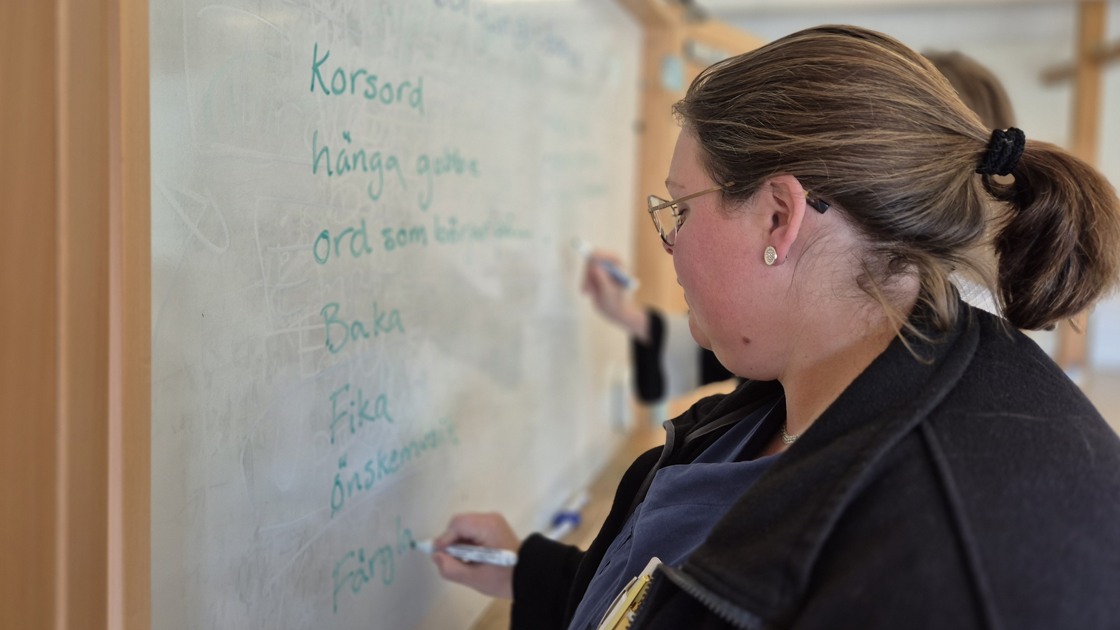 Malin Borglin skriver upp förslag på aktiviteter som uppskattas av de som bor på Tibros äldreboenden.