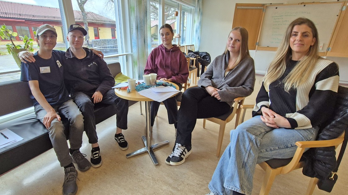 Henning Larsson, Victor Pettersson, Hilma Norenbom och Alva Freiman planerar aktiviteter för de boende på Bäckliden tillsammans med undersköterskan Shqipe Osmani.