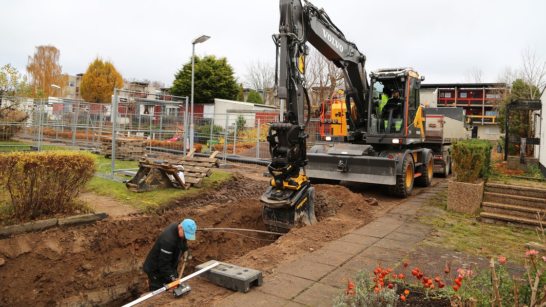 Installation av fjärrvärme i bostadsområdet Brittgården hösten 2024.