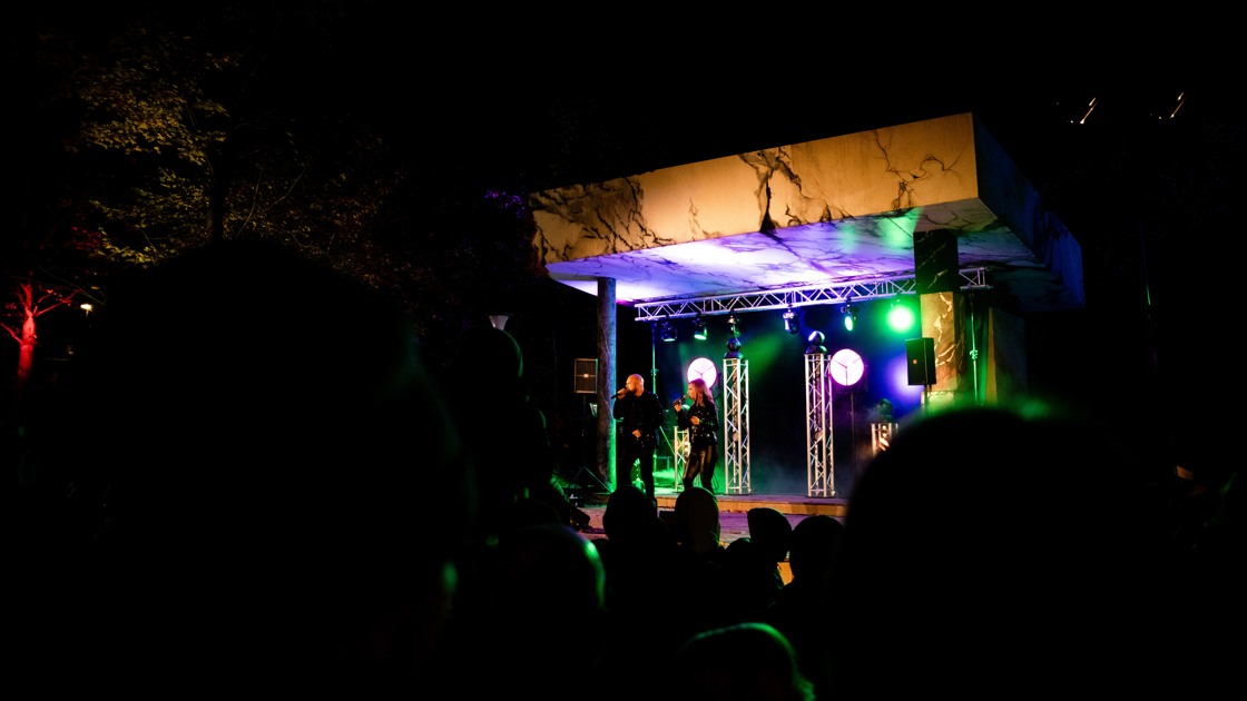 Grebbans uppträder på scenen i Stadsparken