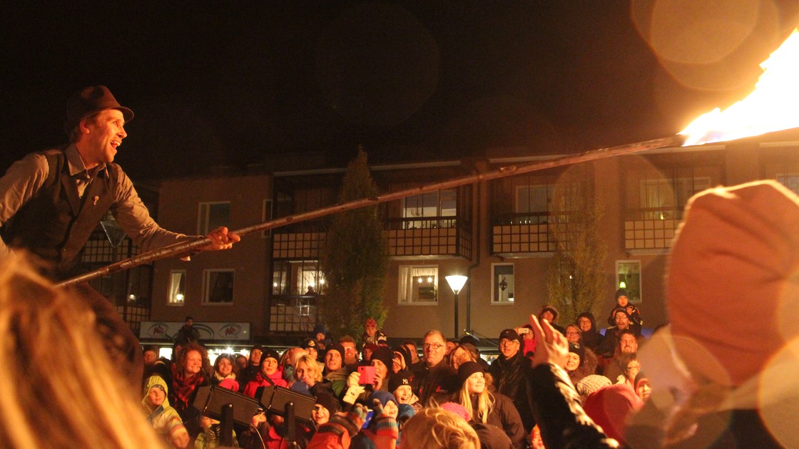 Eldshow på Stora torget under ljusvandringen den 24 oktober 2013.