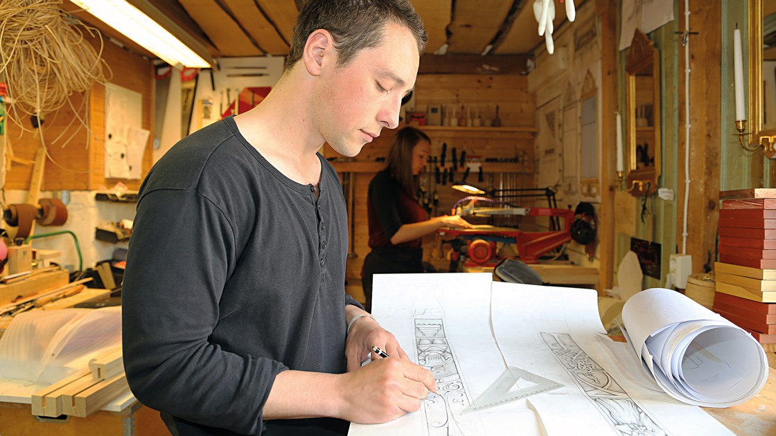 Bildhuggaren Olivier Lando Trottein  gör skisser på bildhuggerihandtagen till Baggeboskolans dörrhandtag.