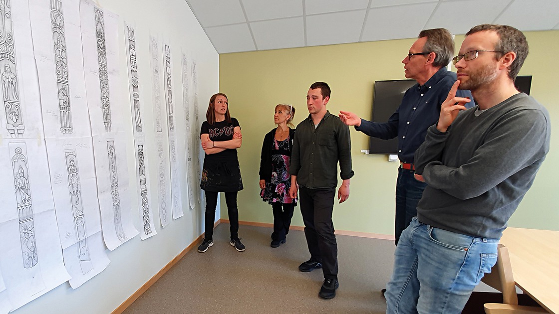 Bildhuggarna Emilia Lehrgrafvens och Olivier Lando Trottein presenterar sin idé på utformningen av Baggeboskolans dörrhandtag för projektledare Samuel Willner, projekteringsingenjören Ragnar Olsson och kultursamordnaren Towe Lindblom.