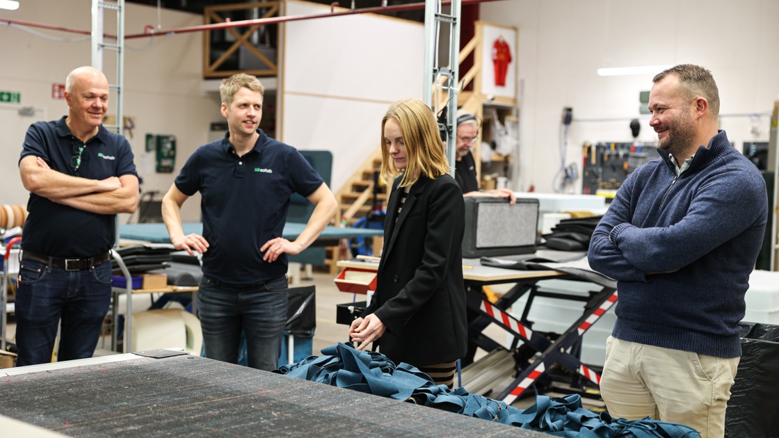 Tillväxt Tibro besöker en stoppmöbelfabrik