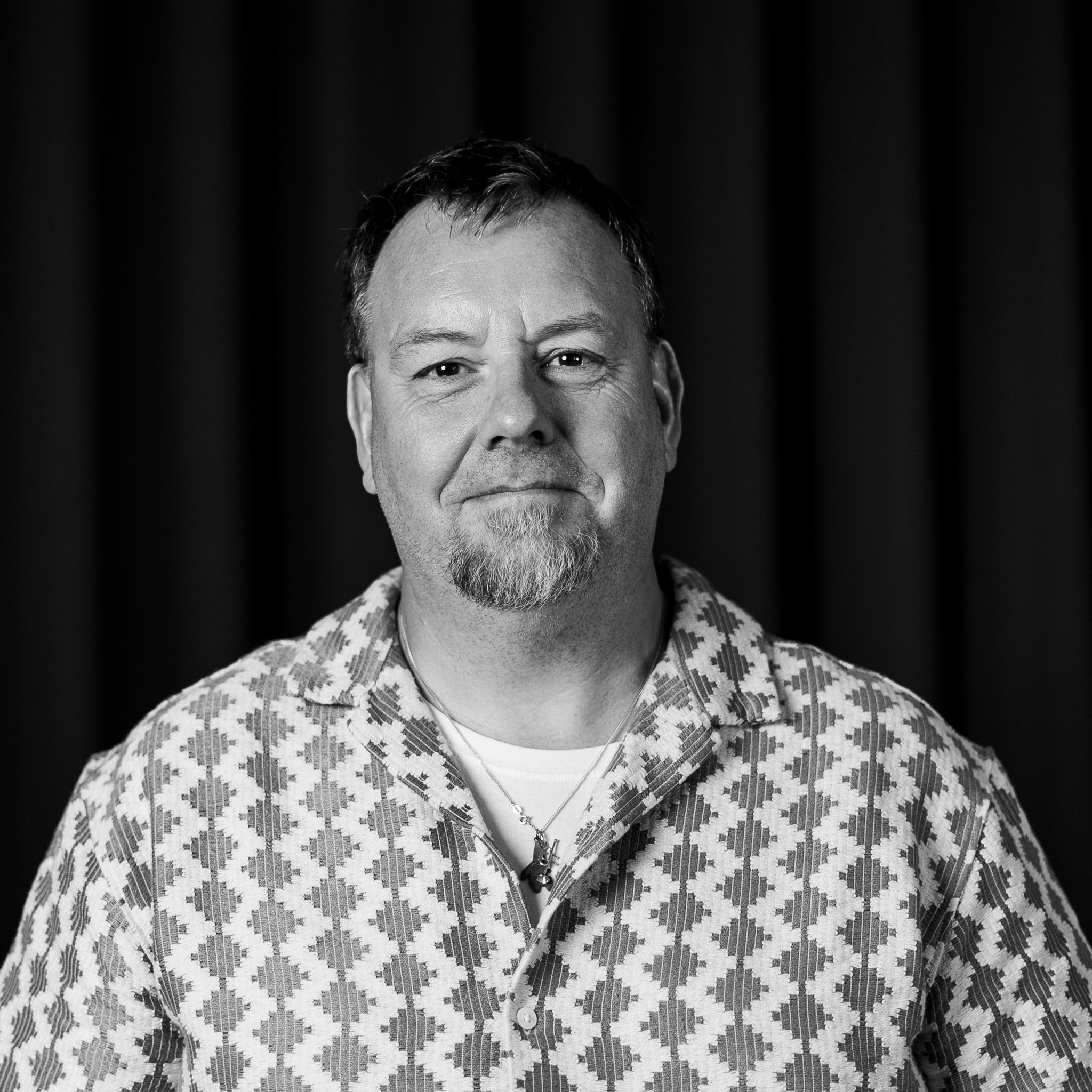 Ett svartvitt foto av en man med skägg.