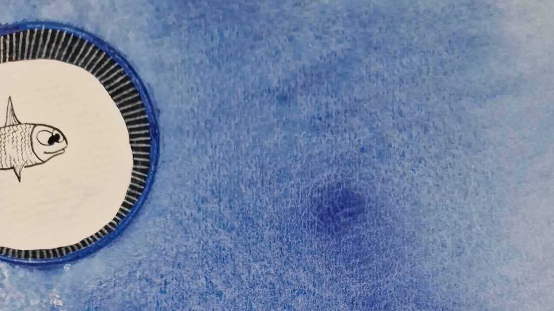 Akvarell i blå färg, där det till vänster syns en fisk inuti en cirkel.