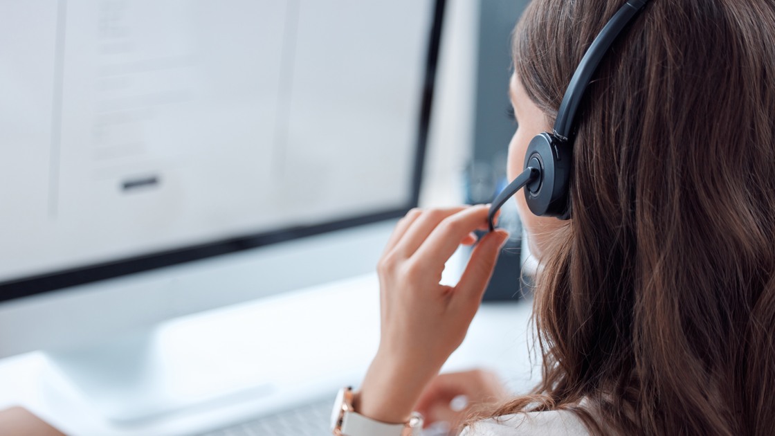 Kvinna som ger telefonsupport.