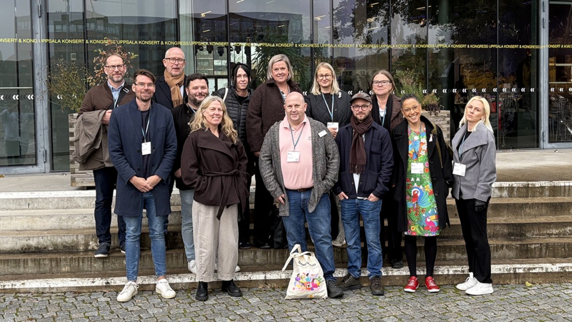Representanter från Tibro socialförvaltning och barn- och utbildningsförvaltningen, fotograferade utanför Uppsala Konsert- och kongresshall