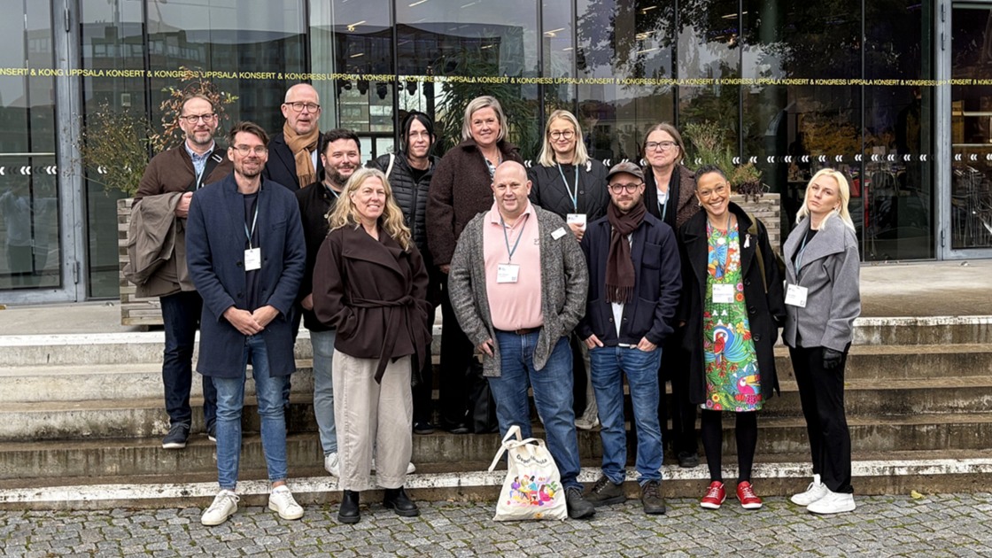 Representanter från Tibros socialförvaltning och barn- och utbildningsförvaltning utanför Uppsala Konsert- och kongresshall, där Arbetsmarknadsdagarna 2025 ägde rum.