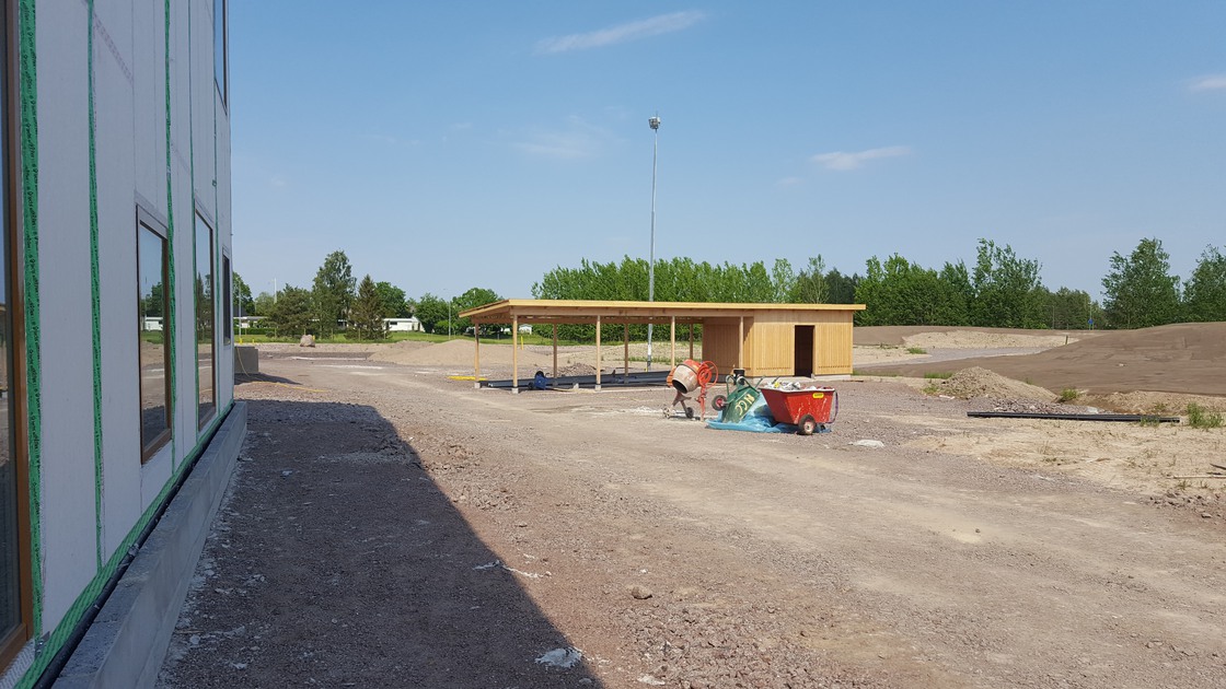 Byggnation av förrådsbyggnader vid Baggeboskolan juni 2019.