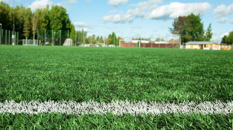 Konstgräsplanen i sportparken.