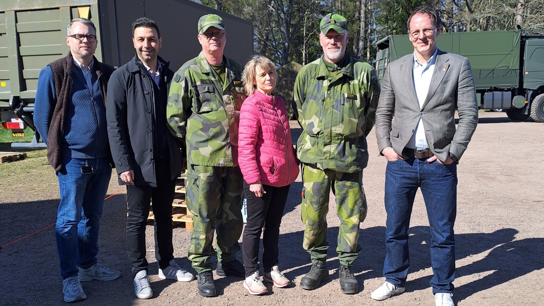 Delar av kommunledningen tillsammans med Hemvärnet under en övning i Tibro