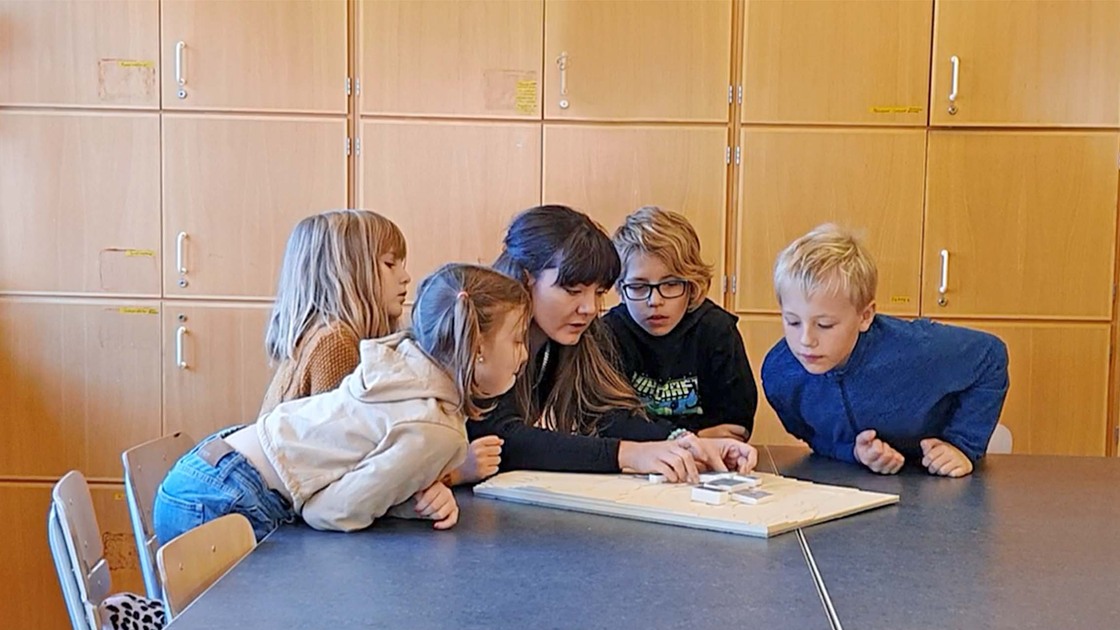 Arkitekten Sofia Lilja beskriver Ransbergs nya skola för eleverna Stella Svensson, Vilma Dahlman, Sigge Eisersiö och Karl Axelsson.