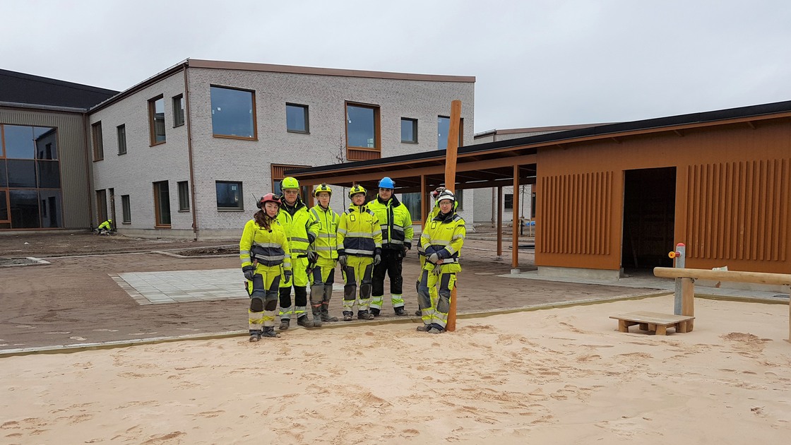Mark- och anläggningspersonal vid Baggeboskolan i februari 2020.