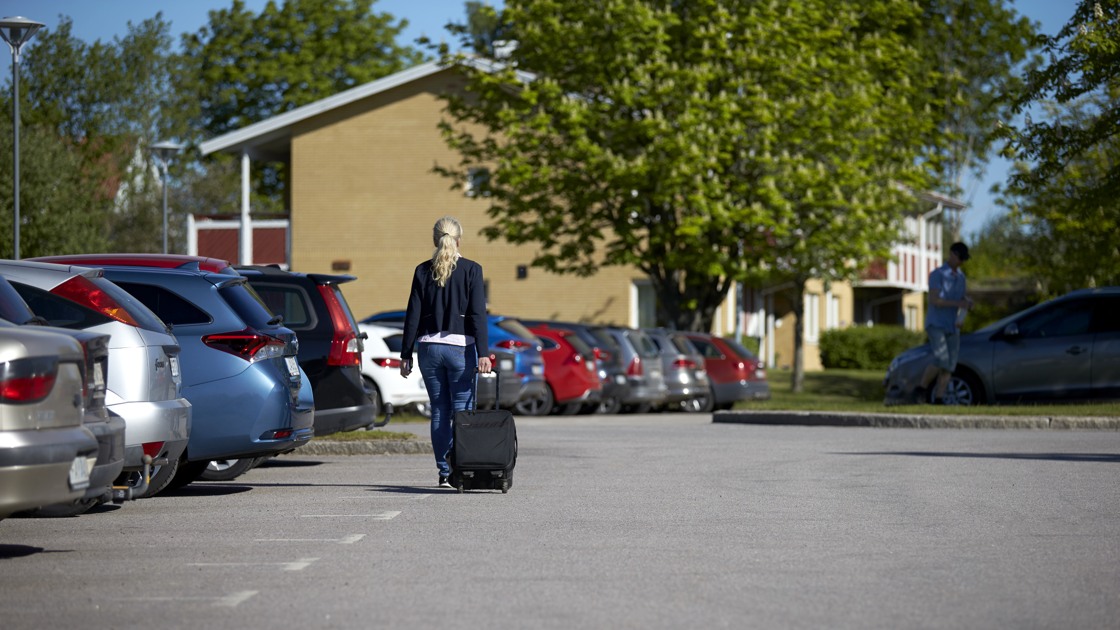 Person på parkering.