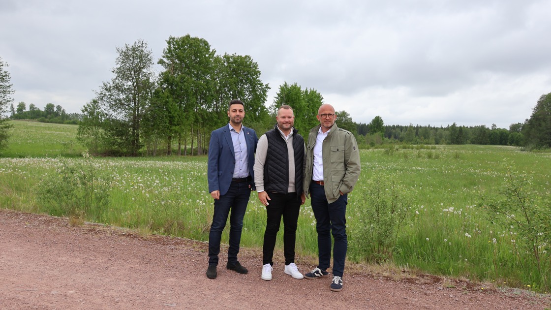 Jan Hanna, Johan Almgren, Björn Lindblad vd Mio, framför en äng