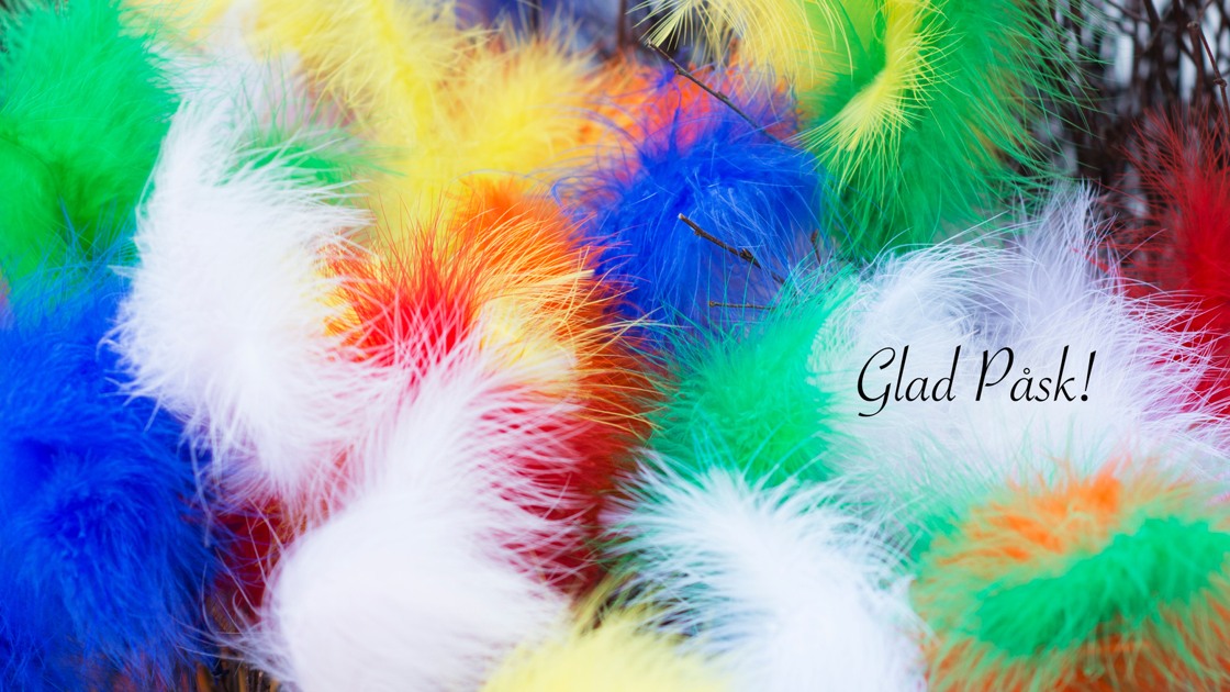 Fjädrar i flera olika färger med texten Glad Påsk
