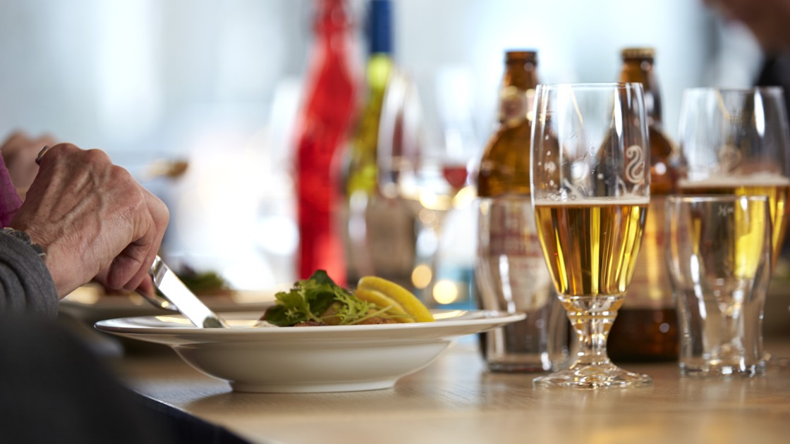 Mat och dryck på restaurang i Inredia