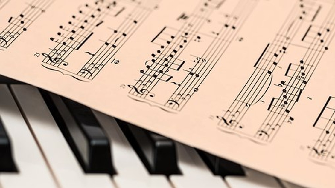 Notbok som ligger på ett piano.