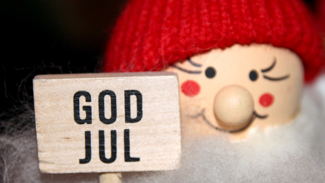 God Jul skylt med tomte bakom